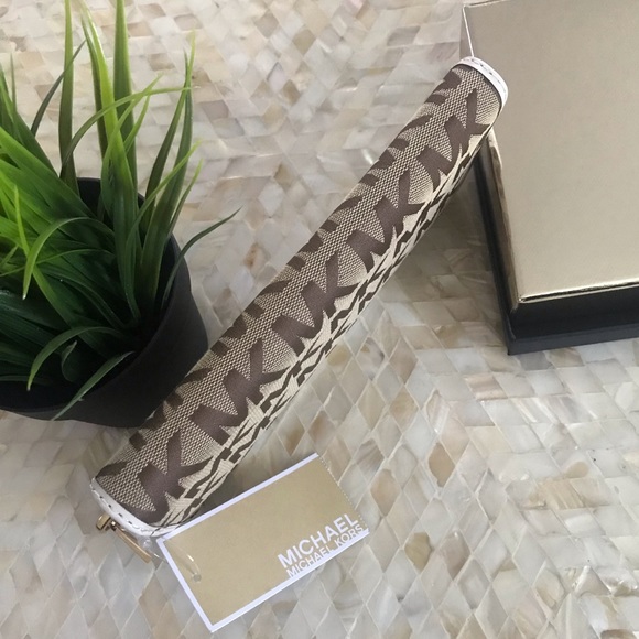 Michael Kors Wallet - Picture 3 of 8